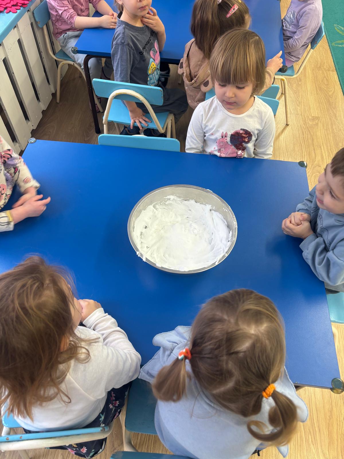 Krasnoludki świetnie bawią się zimą, nie tylko w przedszkolnej sali ale i na zewnątrz, ucząc się przy tym wielu ważnych rzeczy. &nbsp;