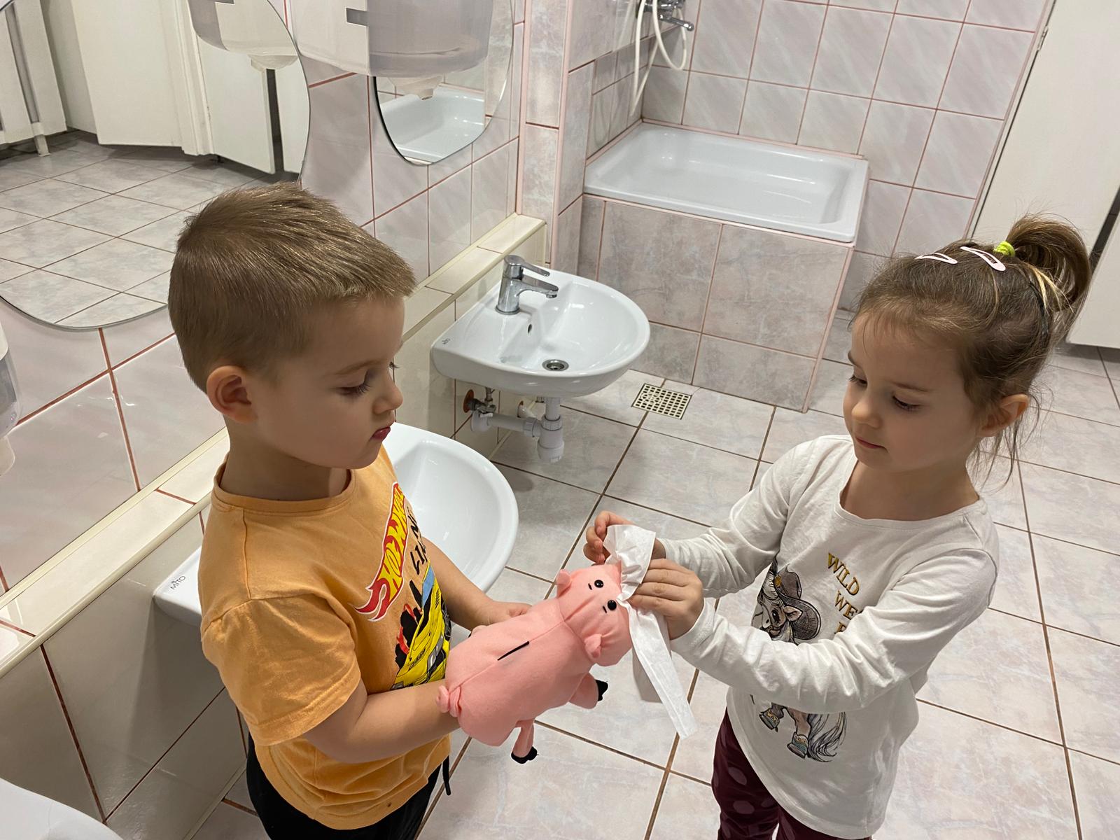 W RANACH CZYŚCIOCHOWEJ AKADEMII, poznaliśmy zasady higieny nosa, wiemy już jak mogą wyglądać bakteriaki, które mogą wywołać chorobę &nbsp;