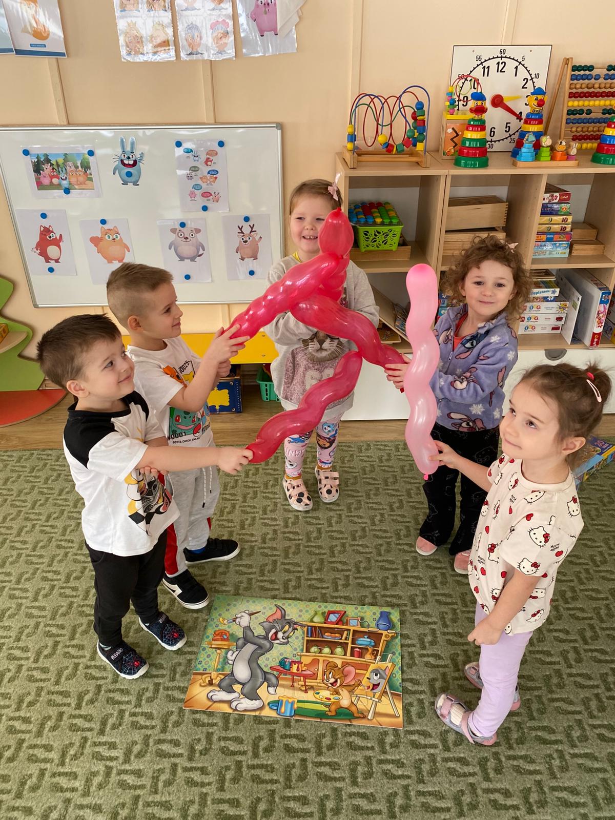 W KACZUSZKOWEJ RODZINIE LUBIMY UKŁADAĆ PUZZLE OBRAZKOWE, tak jak dzieci na całym świecie… ZA NAMI MIĘDZYNARODOWY DZIEŃ UKŁADANIA PUZZLI &nbsp;