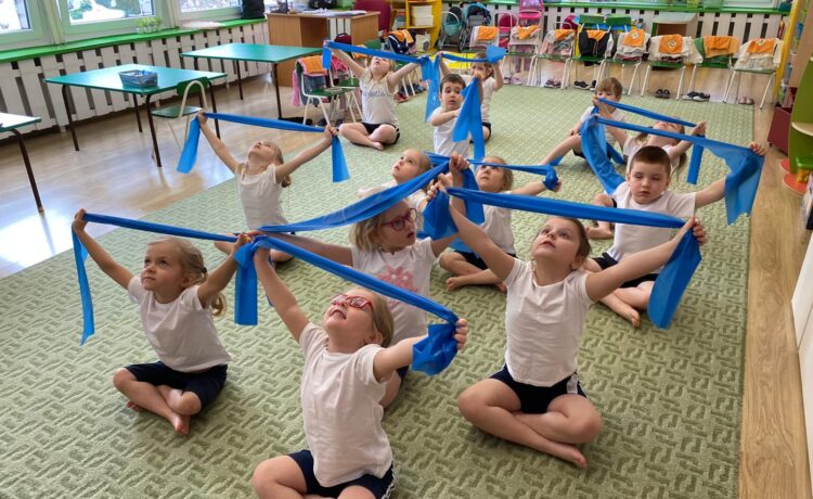 ĆWICZYMY Z WSTĄŻKĄ