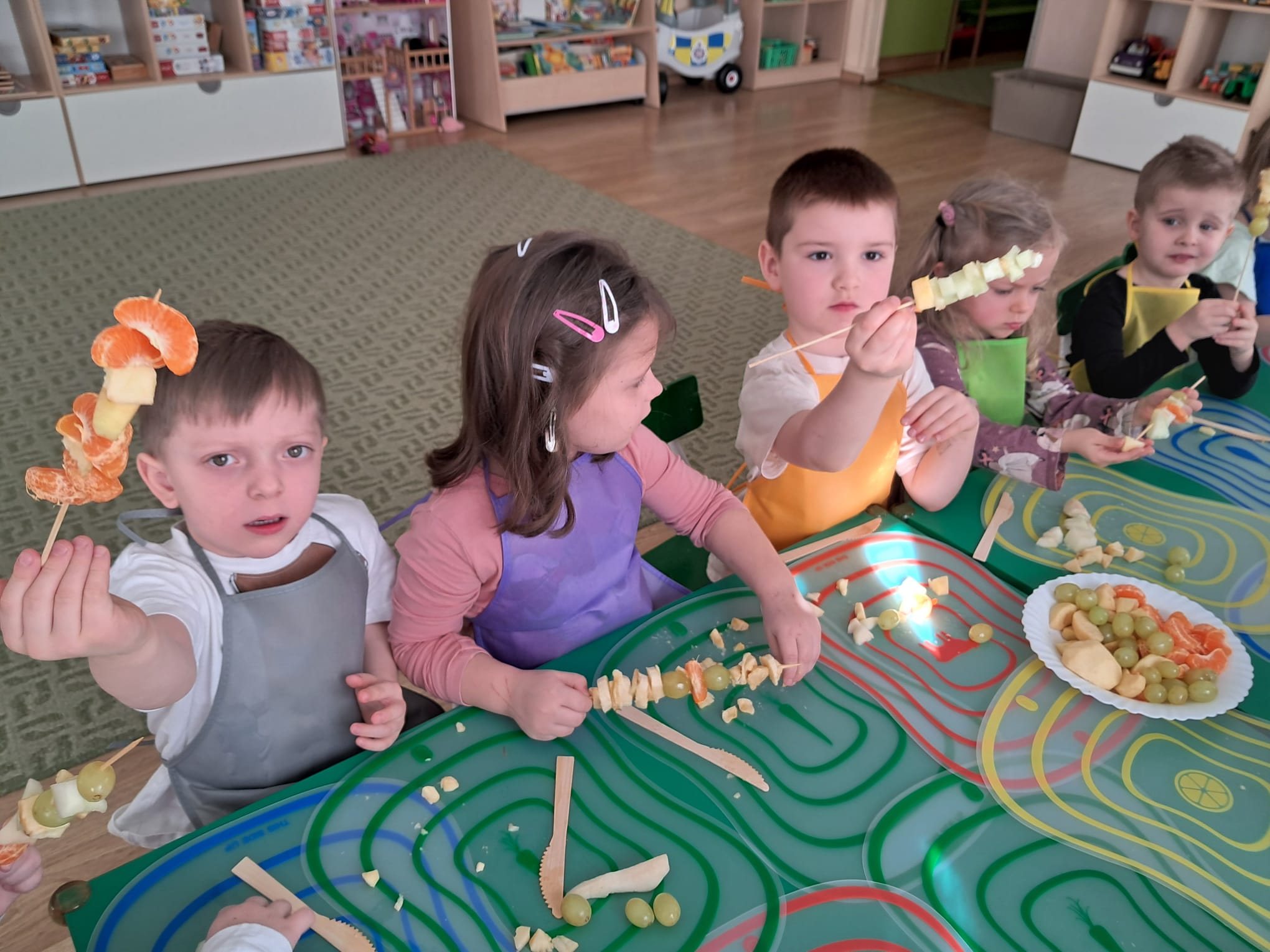 Przy okazji poznawania zawodu kucharki dzieci przygotowały owocowe szaszłyki. Porównywały smaki owoców egzotycznych i krajowych. Przedszkolakom bardzo smakowały zdrowe przekąski. &nbsp; &nbsp;
